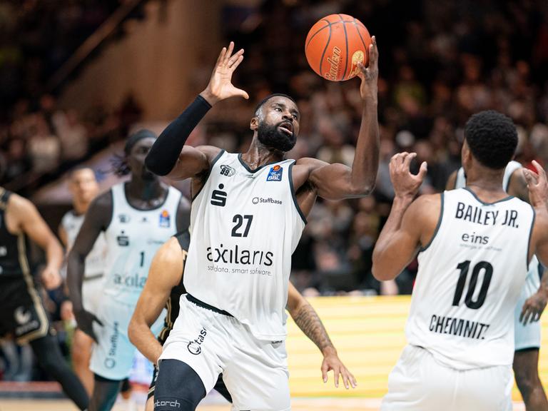 Szene aus dem Basketballspiel der Loewen Braunschweig gegen die Niners Chemnitz in der Basketball-Bundesliga