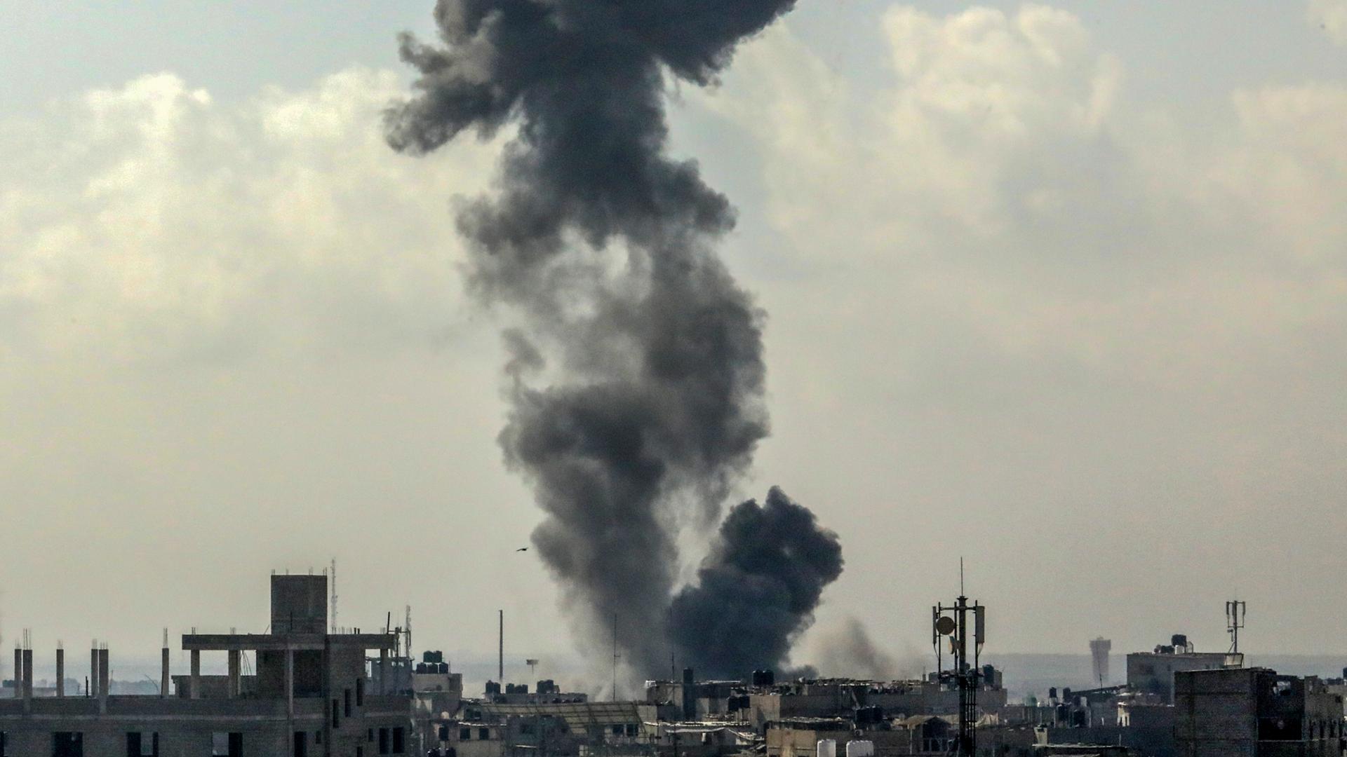 Rauch steigt über Gebäuden in Rafah auf