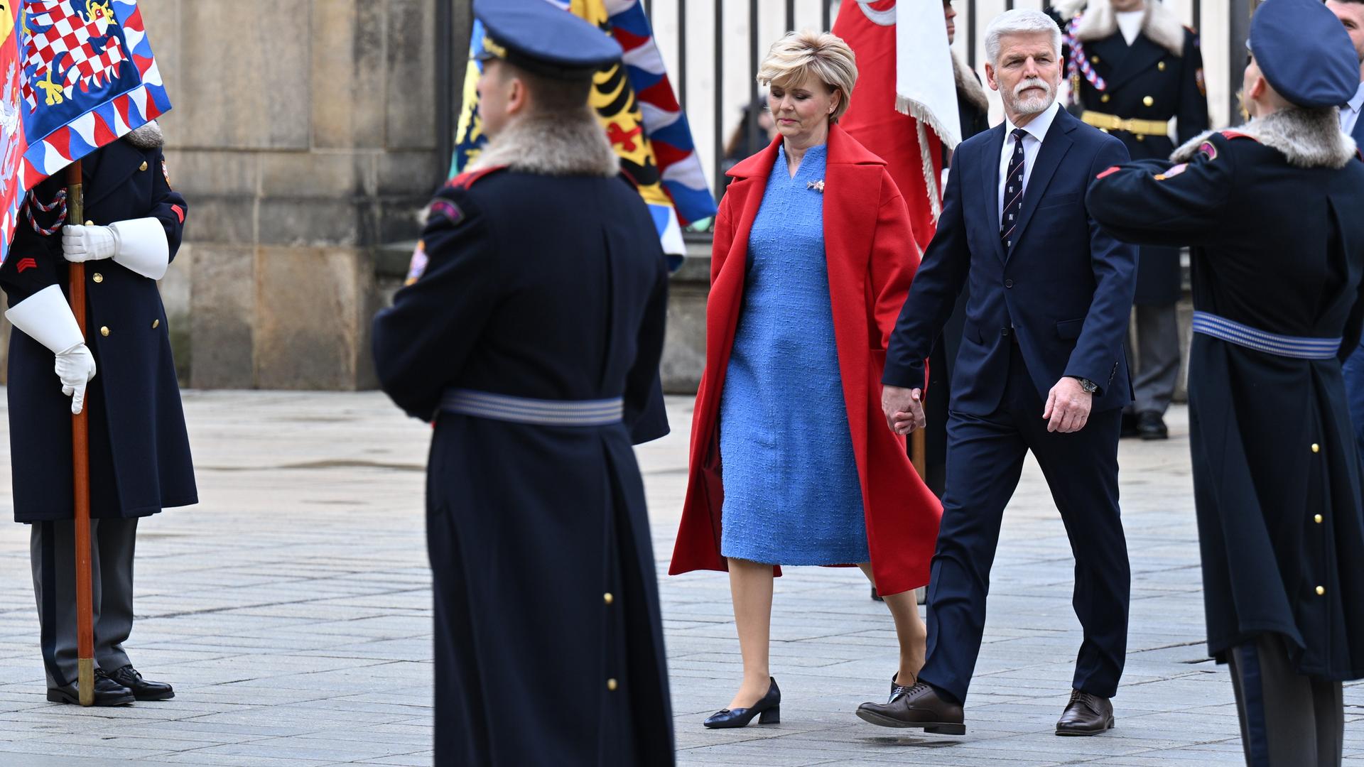 PragPetr Pavel (2. v.r.), neuer Präsident von Tschechien, und seine Ehefrau Eva Pavlova erscheinen zur Vereidigungszeremonie. PragPetr Pavel (2. v.r.), neuer Präsident von Tschechien, und seine Ehefrau Eva Pavlova erscheinen zur Vereidigungszeremonie.