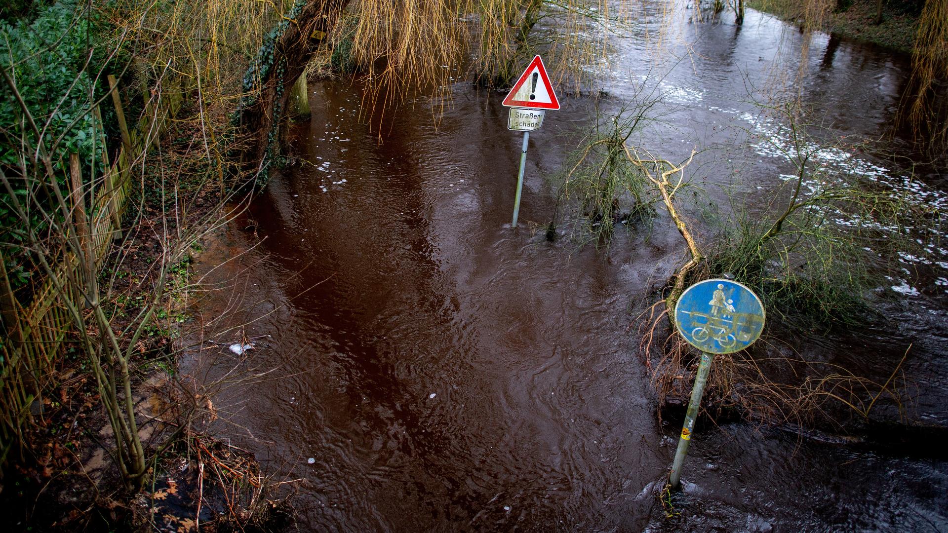 Der Osternburger Kanal in NIedersachsen ist über die Ufer getreten und hat einen Geh- und Radweg überflutet. 