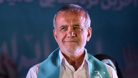 Das Foto zeigt Massud Peseschkian. Er hält sich eine Hand vor die Brust.