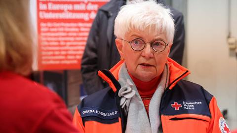 DRK-Präsidentin Gerda Hasselfeldt beim Besuch von Bundespräsident Frank-Walter Steinmeier des DRK-Logistikzentrums im November 2022.