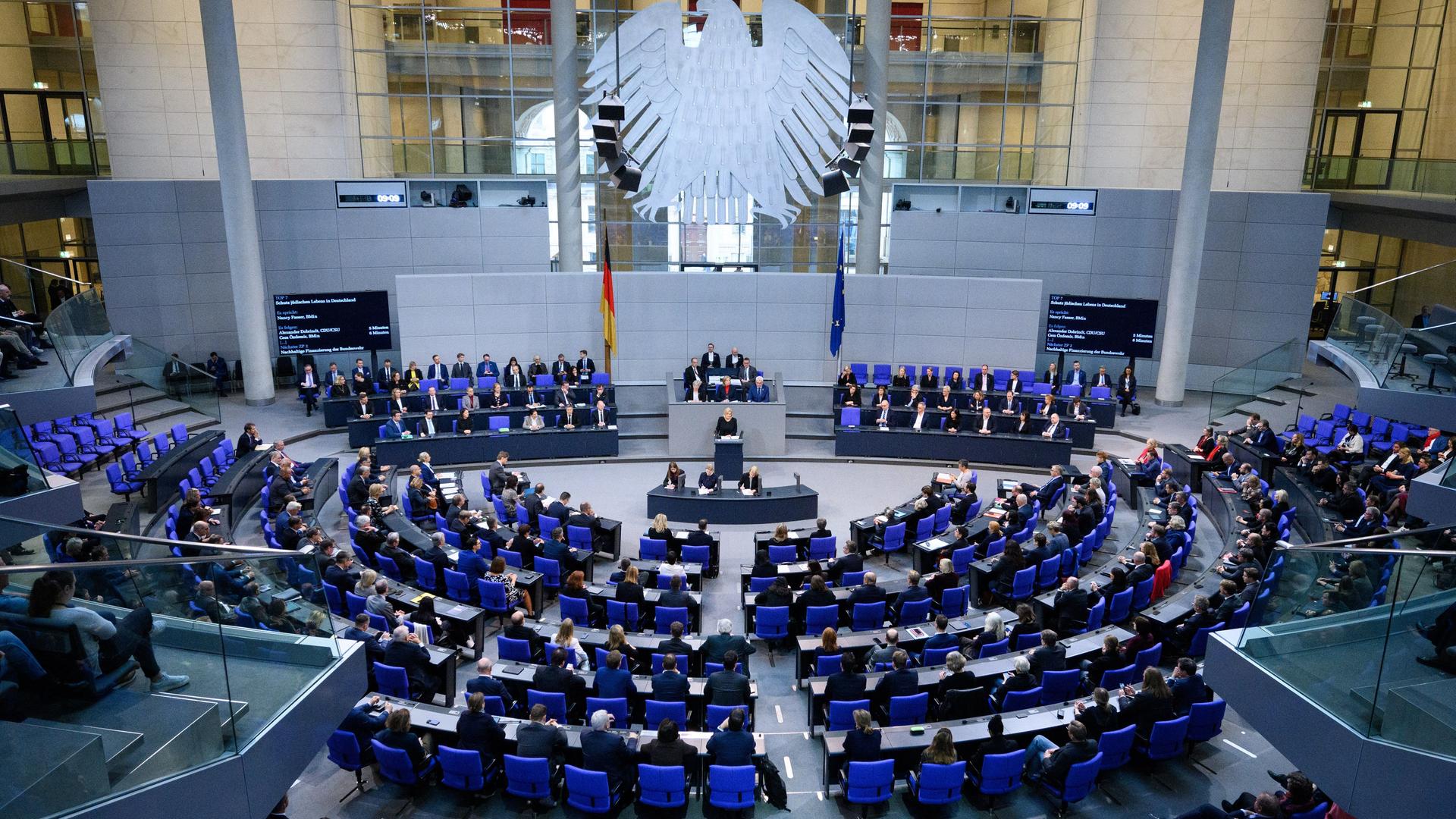 Berlin: Nancy Faeser (SPD), Bundesministerin für Inneres und Heimat, spricht in der Plenarsitzung im Deutschen Bundestag.
