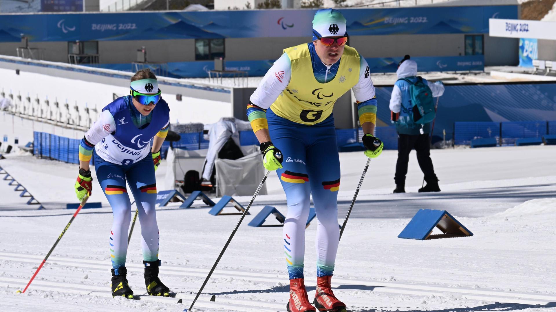 Linn Kazmaier fährt hinter ihrem Führer bei einem Wettkampf auf Skiern. 