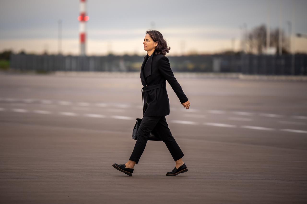 Schönefeld: Annalena Baerbock (Bündnis90/Die Grünen), Außenministerin, geht auf dem Flughafen zu einem Flugzeug der Luftwaffe, um nach Abu Dhabi, Hauptstadt der Vereinigten Arabischen Emirate zu fliegen.