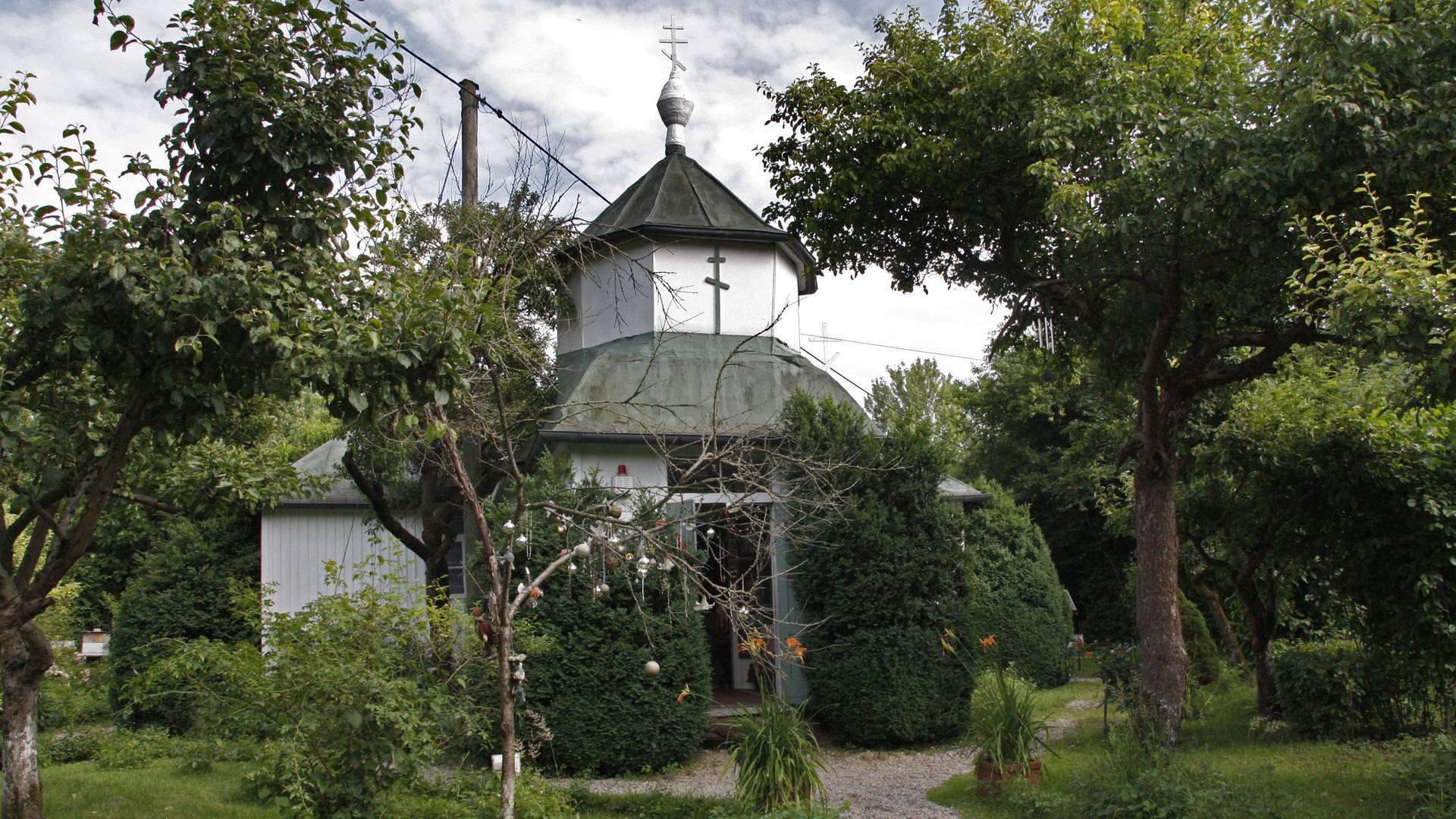 Außenansicht der Ost-West-Friedenskirche von Väterchen Timofej auf dem Olympiagelände in München