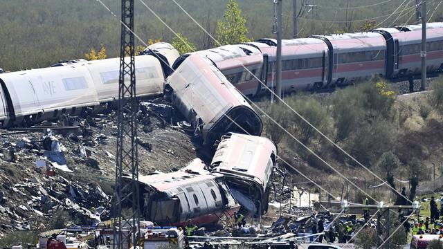 2 Züge sind zusammen gestoßen. Einige Wagen sind entgleist.