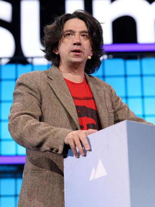 Curtis Yarvin spricht auf der Bühne des Web Summit in Vancouver, Kanada.