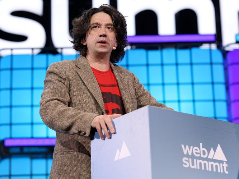 Curtis Yarvin spricht auf der Bühne des Web Summit in Vancouver, Kanada.