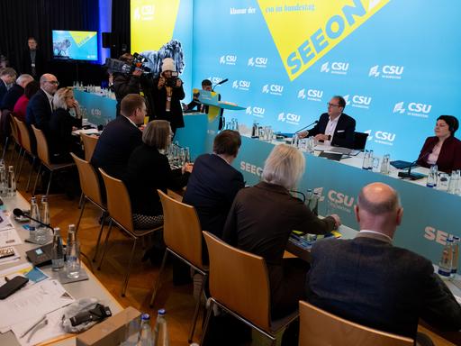 Alexander Dobrindt, CSU-Landesgruppenchef, und Natalia Gavrilita, Ministerpräsidentin der Republik Moldau, nehmen an der Winterklausur der CSU im Bundestag im Kloster Seeon teil.