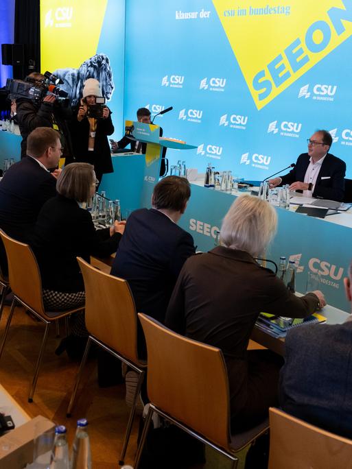 Alexander Dobrindt, CSU-Landesgruppenchef, und Natalia Gavrilita, Ministerpräsidentin der Republik Moldau, nehmen an der Winterklausur der CSU im Bundestag im Kloster Seeon teil.