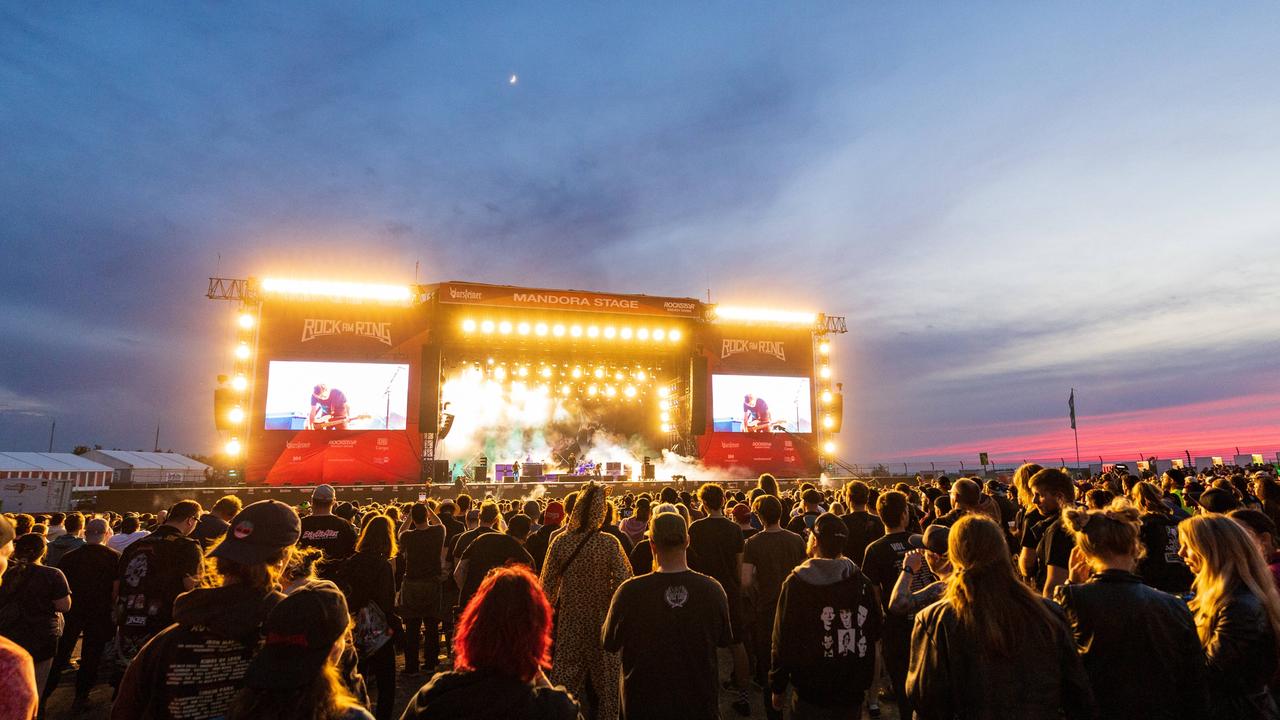 Das Publikum steht vor der hell erleuchteten Konzertbühne von "Rock am Ring".