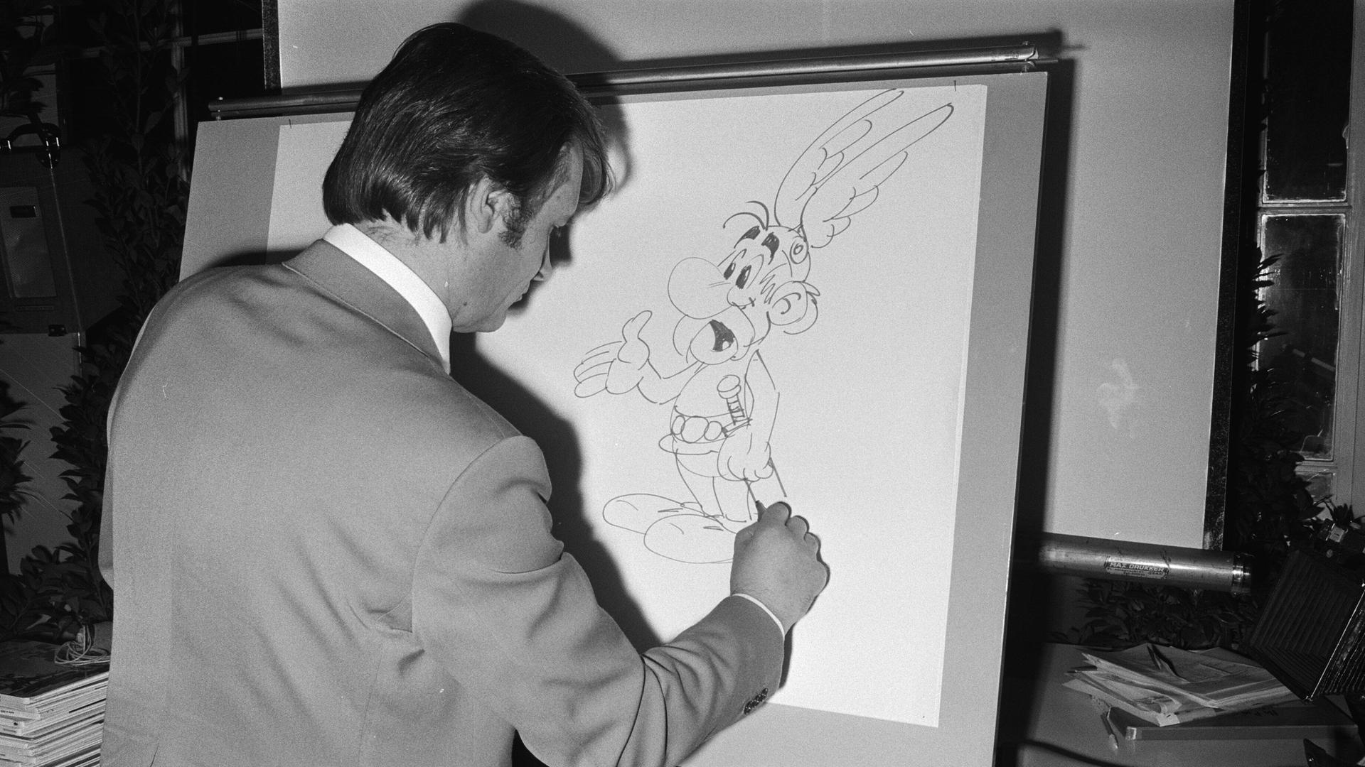 Anefo photo collection. Writers of comics Bijenkorf, Amsterdam. Albert Uderzo the draftsman of Asterix signs asterix. May 27, 1971. Amsterdam, Noord-Holland Copyright: xpiemagsx pienatarchpart316092021-46244 ACHTUNG AUFNAHMEDATUM GESCHÄTZT Anefo photo collection. Writers of comics Bijenkorf, Amsterdam. Albert Uderzo the draftsman of Asterix signs asterix. May 27, 1971. Amsterdam, Noord-Holland Copyright: xpiemagsx pienatarchpart316092021-46244 ACHTUNG AUFNAHMEDATUM GESCHÄTZT