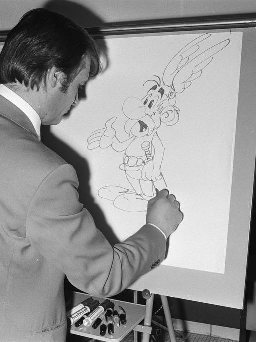 Anefo photo collection. Writers of comics Bijenkorf, Amsterdam. Albert Uderzo the draftsman of Asterix signs asterix. May 27, 1971. Amsterdam, Noord-Holland Copyright: xpiemagsx pienatarchpart316092021-46244 ACHTUNG AUFNAHMEDATUM GESCHÄTZT Anefo photo collection. Writers of comics Bijenkorf, Amsterdam. Albert Uderzo the draftsman of Asterix signs asterix. May 27, 1971. Amsterdam, Noord-Holland Copyright: xpiemagsx pienatarchpart316092021-46244 ACHTUNG AUFNAHMEDATUM GESCHÄTZT