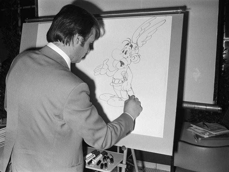 Anefo photo collection. Writers of comics Bijenkorf, Amsterdam. Albert Uderzo the draftsman of Asterix signs asterix. May 27, 1971. Amsterdam, Noord-Holland Copyright: xpiemagsx pienatarchpart316092021-46244 ACHTUNG AUFNAHMEDATUM GESCHÄTZT Anefo photo collection. Writers of comics Bijenkorf, Amsterdam. Albert Uderzo the draftsman of Asterix signs asterix. May 27, 1971. Amsterdam, Noord-Holland Copyright: xpiemagsx pienatarchpart316092021-46244 ACHTUNG AUFNAHMEDATUM GESCHÄTZT