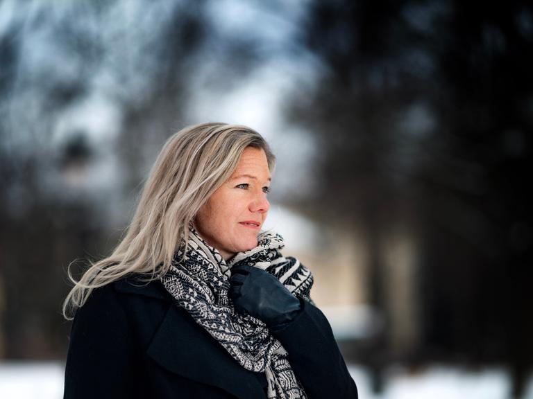 Die Schriftstellerin Maja Lunde steht in Winterkleidung in einer winterlichen Umgebung und schaut zur Seite.