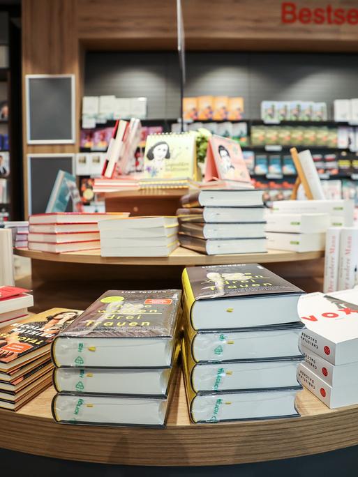 Bücher liegen auf einem Büchertisch einer Buchhandlung