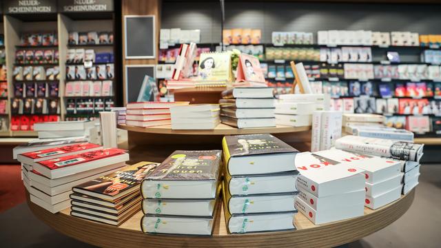 Bücher liegen auf einem Büchertisch einer Buchhandlung