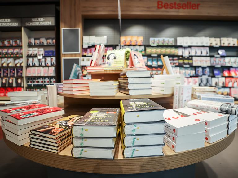 Bücher liegen auf einem Büchertisch einer Buchhandlung