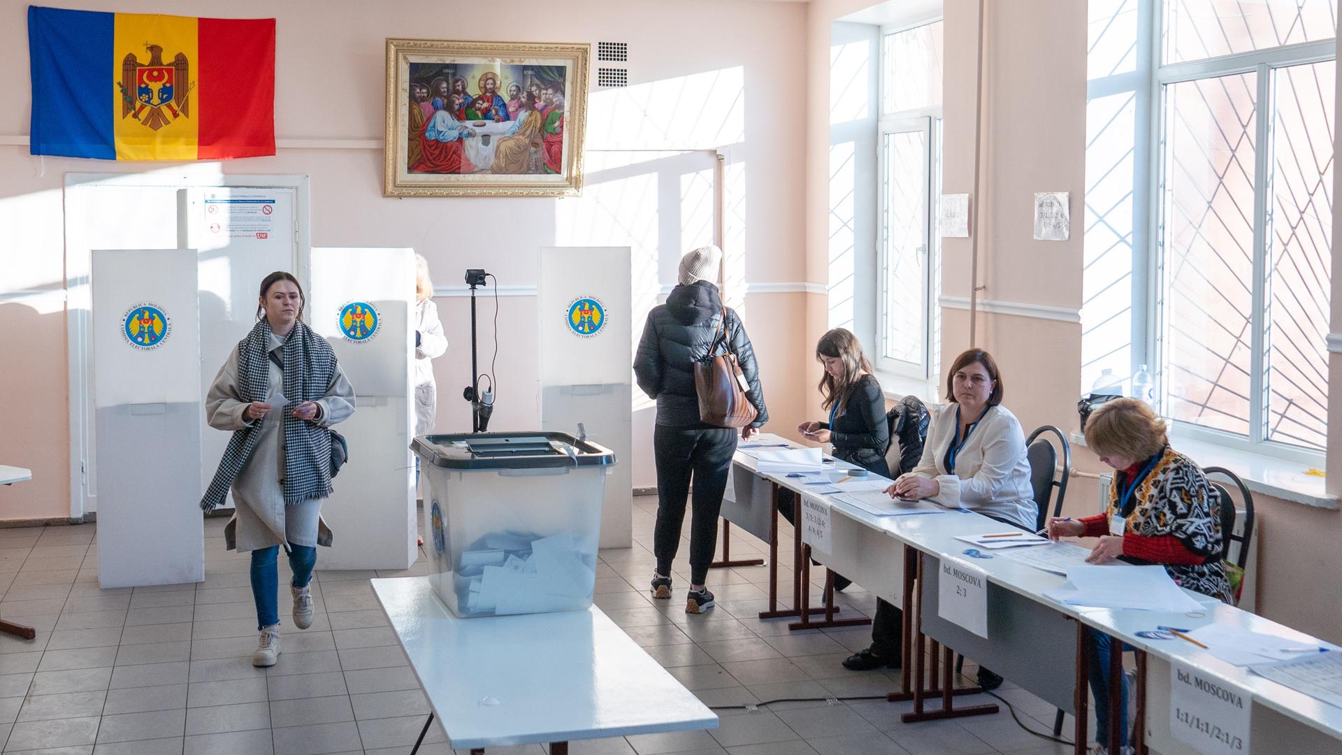 Ein Wahllokal in Chisinau bei der 2. Runde der Präsidentschaftswahlen in der Republik Moldau