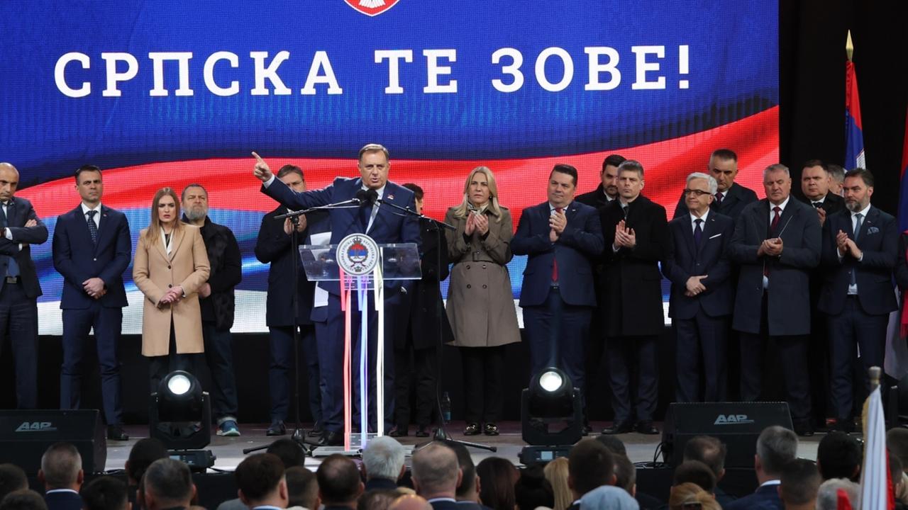 Der bosnische Serbenführer Dodik steht an einem Podest auf einer Bühne und streckt bei einer Rede den rechten Zeigefinger in die Luft.