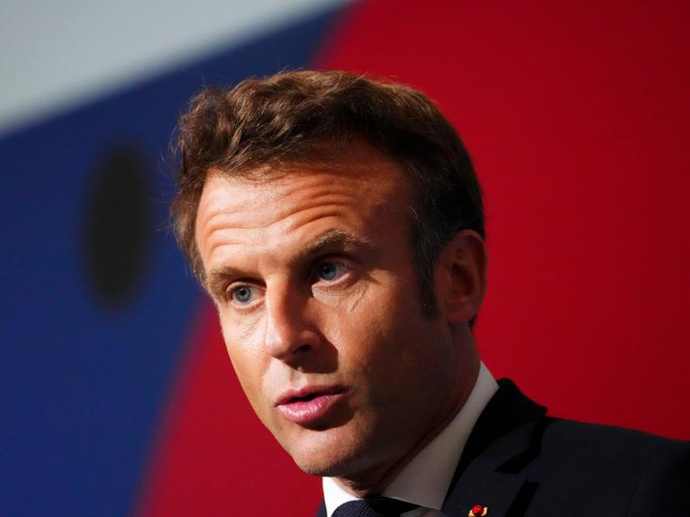 Frankreichs Präsident Emmanuel Macron hält eine Rede und schaut entschlossen.