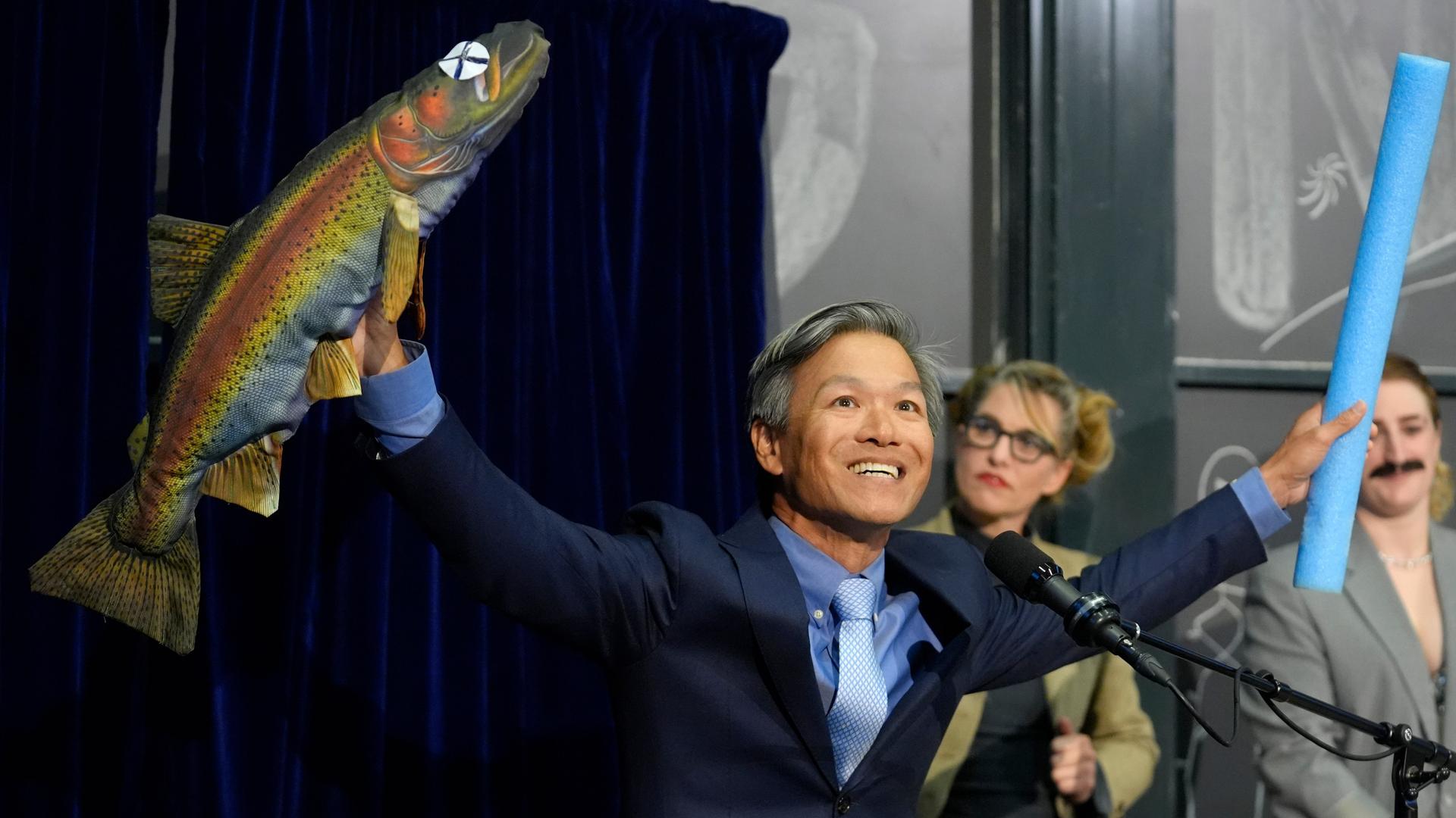 Professor James Liao hält lächelnd einen Stoff-Fisch in die Höhe. Professor James Liao hält lächelnd einen Stoff-Fisch in die Höhe.