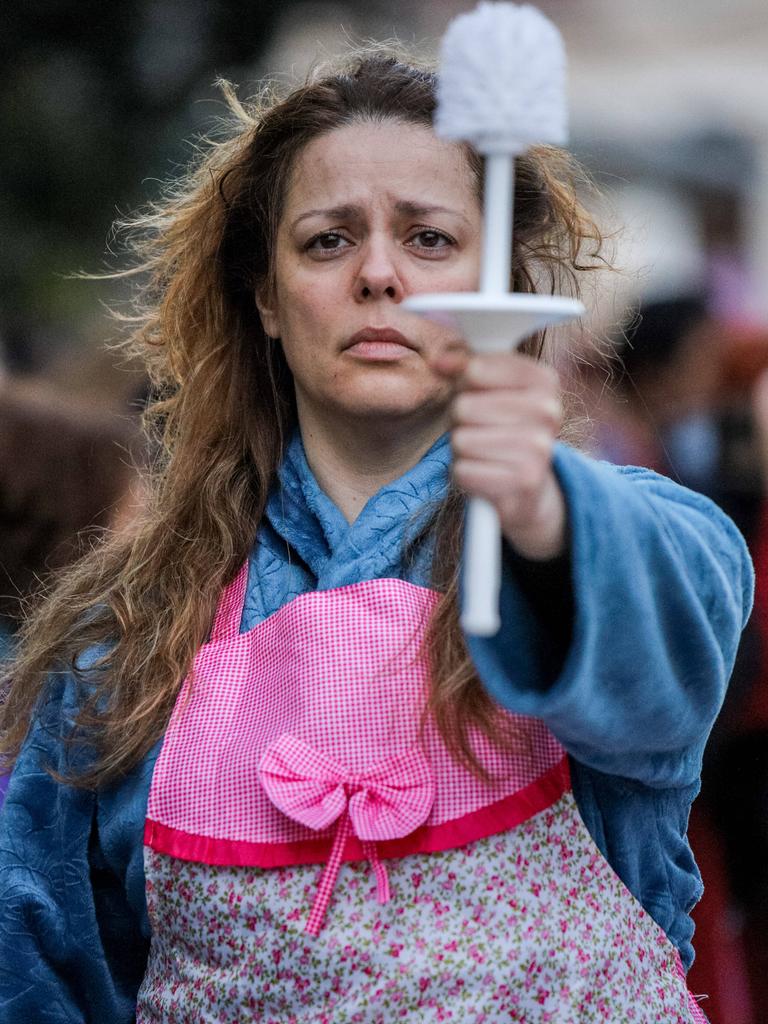 Eine Frau hält bei einer Demonstration für Frauenrechte eine Klobürste in der Hand.