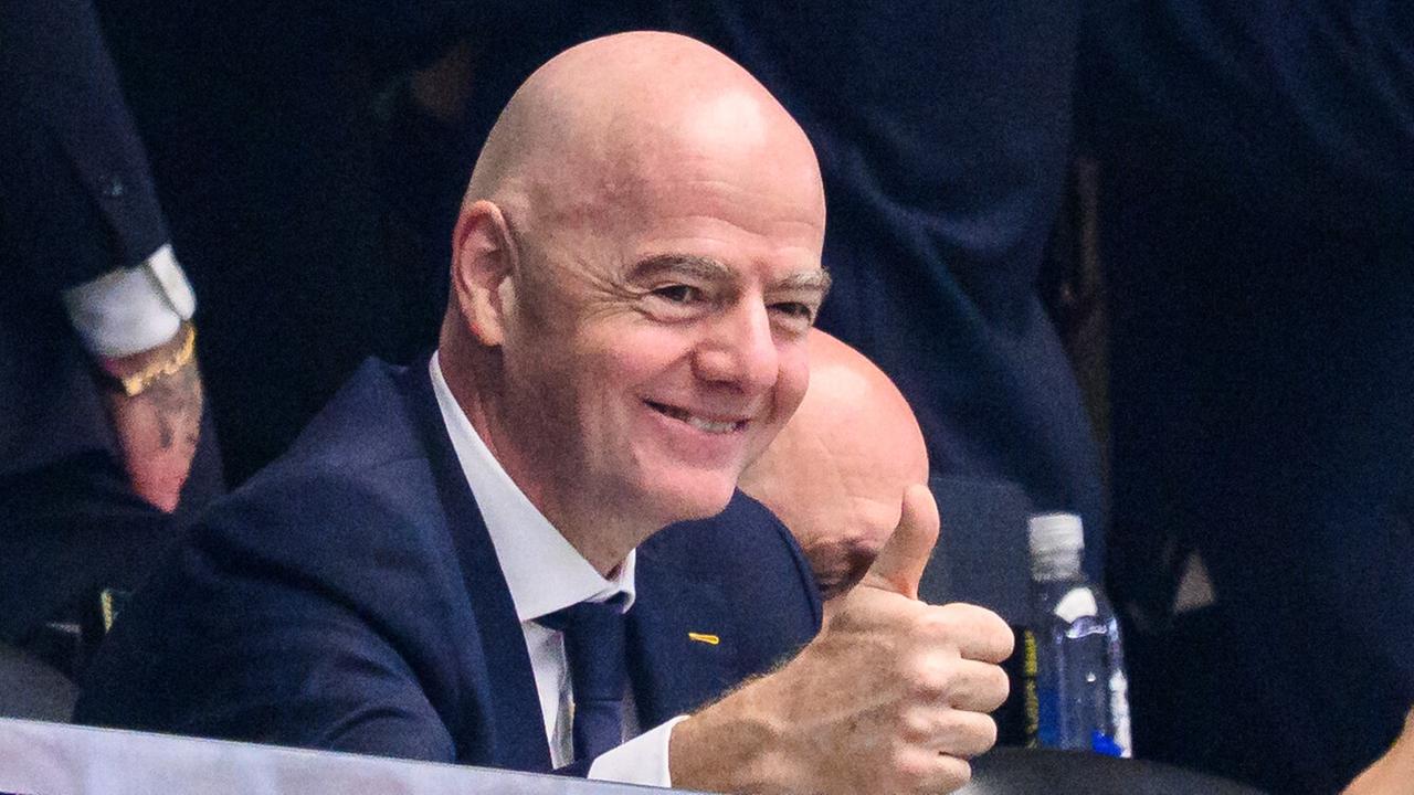 FIFA-Präsident Gianni Infantino. Der Mann mit Anzug und Glatze lächelt und hebt einen Daumen. FIFA-Präsident Gianni Infantino. Der Mann mit Anzug und Glatze lächelt und hebt einen Daumen.
