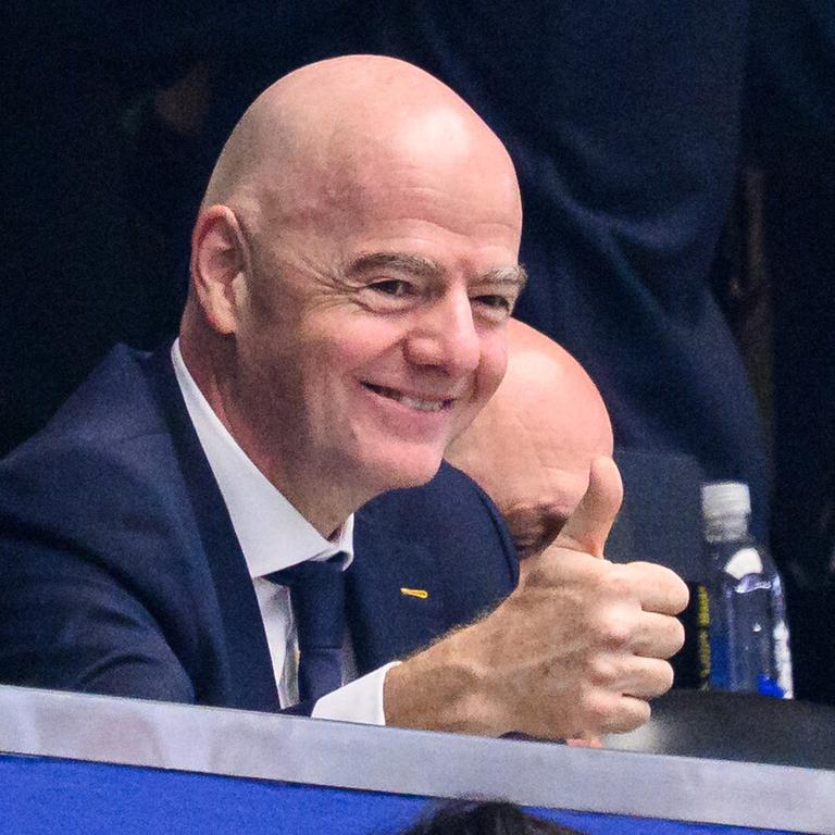 FIFA-Präsident Gianni Infantino. Der Mann mit Anzug und Glatze lächelt und hebt einen Daumen. 