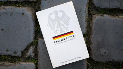 Ein Grundgesetz liegt auf dem Pflaster des Hofes der Nikolaikirche in Leipzig.