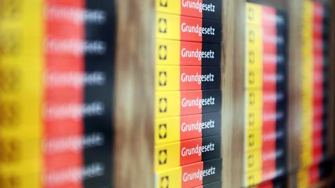 Im Foyer des Bundesverfassungsgerichts liegen zur Mitnahme Miniaturausgaben des Grundgesetzes aus. 