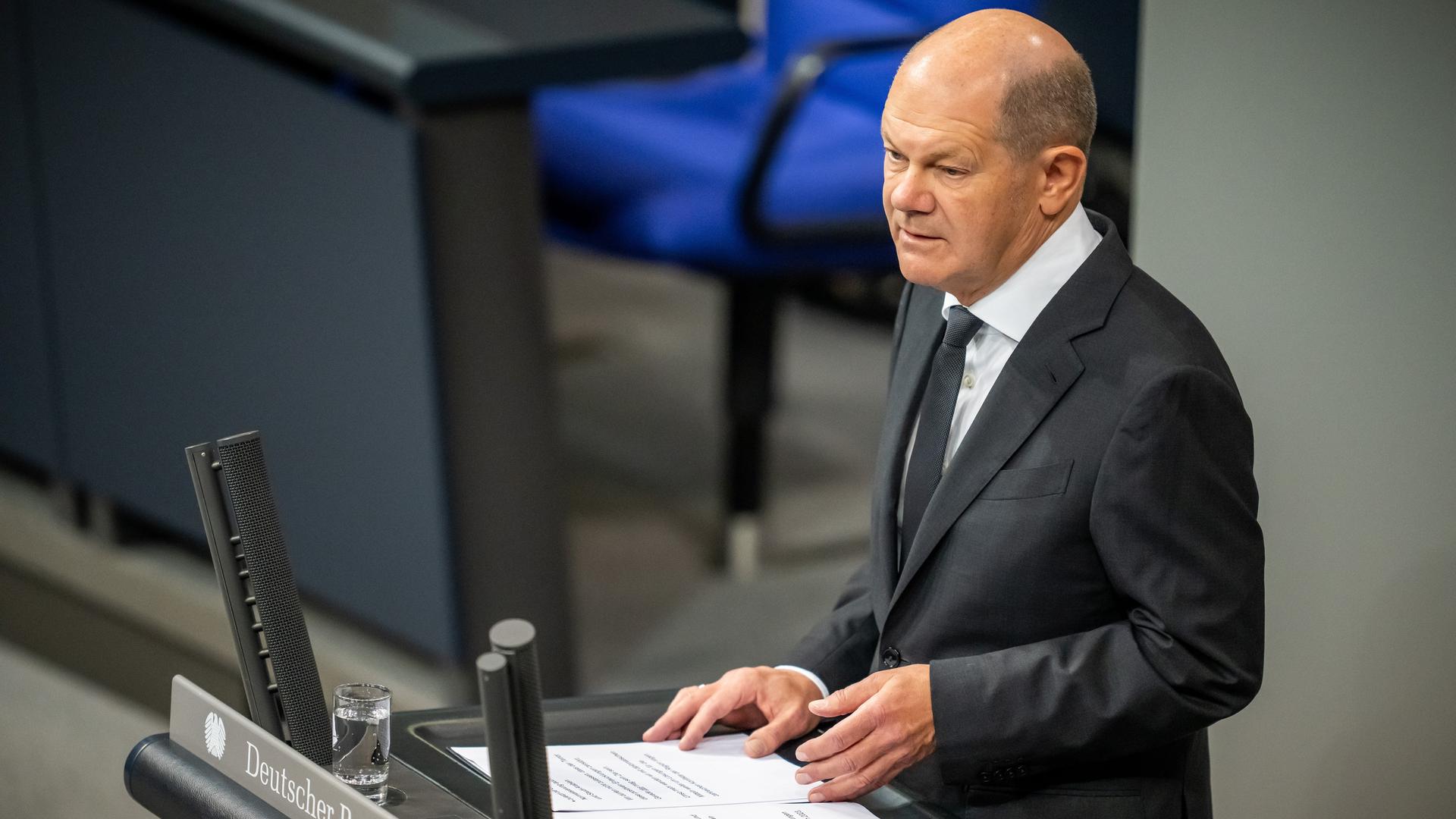 Bundeskanzler Olaf Scholz (SPD) gibt in der Plenarsitzung im Deutschen Bundestag eine Regierungserklärung zur Lage in Israel ab. Bundeskanzler Olaf Scholz (SPD) gibt in der Plenarsitzung im Deutschen Bundestag eine Regierungserklärung zur Lage in Israel ab.