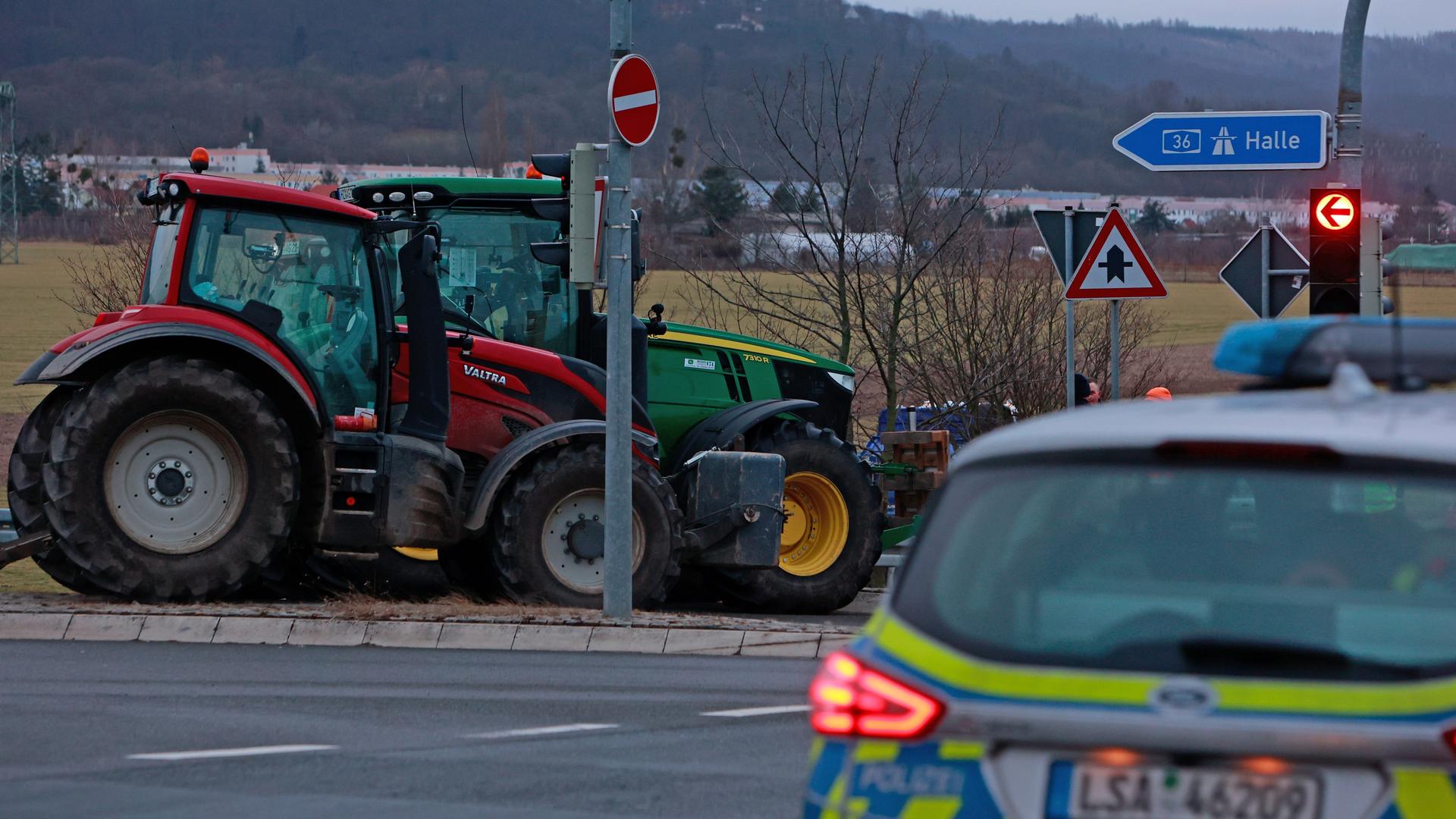 Landwirte stehen mit Traktoren an der Auffahrt zur A36 in Wernigerode.