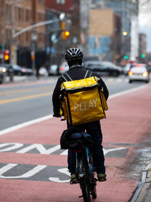 Ein Mitarbeiter eines Lieferservice auf dem Rad