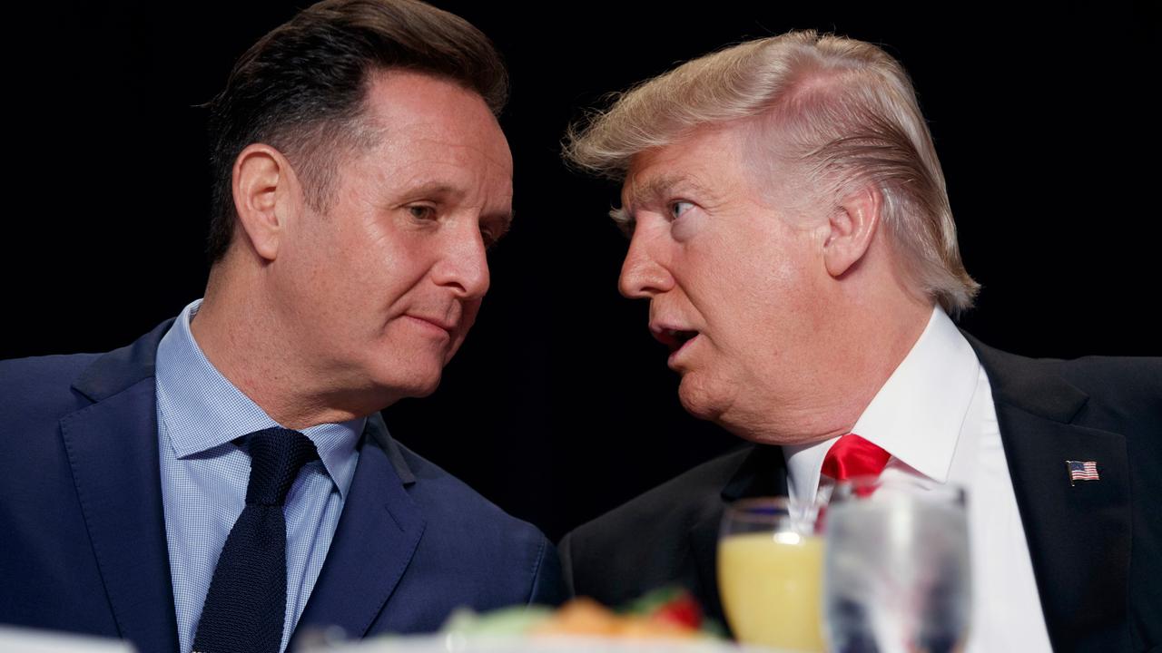 2017: Der damalige US-Präsident Donald Trump (rechts) spricht mit dem Fernsehproduzenten Mark Burnett während eines Nationalen Gebetsfrühstücks. 