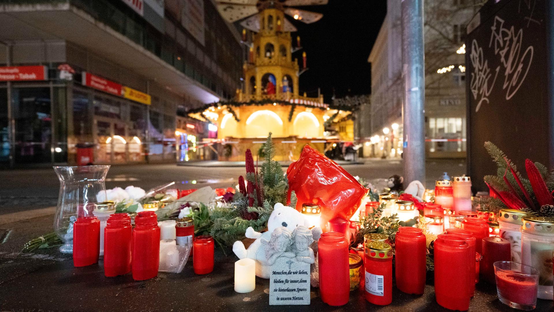 Zahlreiche Kerzen stehen vor dem Weihnachtsmarkt. Am 20. Dezember 2024 ist auf dem Weihnachtsmarkt in Magdeburg ein Autofahrer in eine Menschengruppe gefahren. Es gab mehrere Tote und Verletzte.