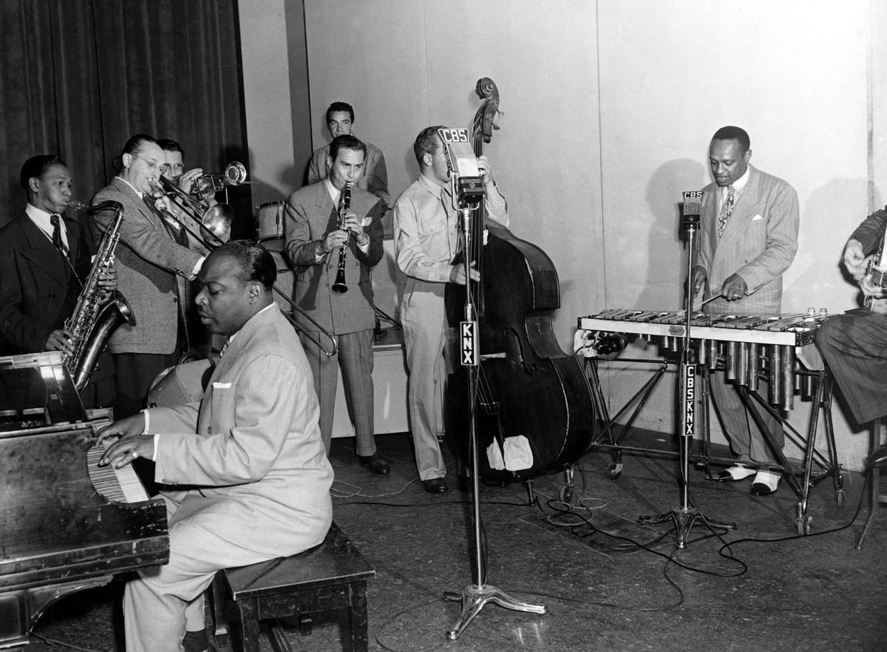 lllinois Jacquet, Tommy Dorsey, Ziggy Elman, Buddy Rich, Artie Shaw und Lionel Hampton am Vibraphon (v.l.n.r.) bei einem Auftritt 1945