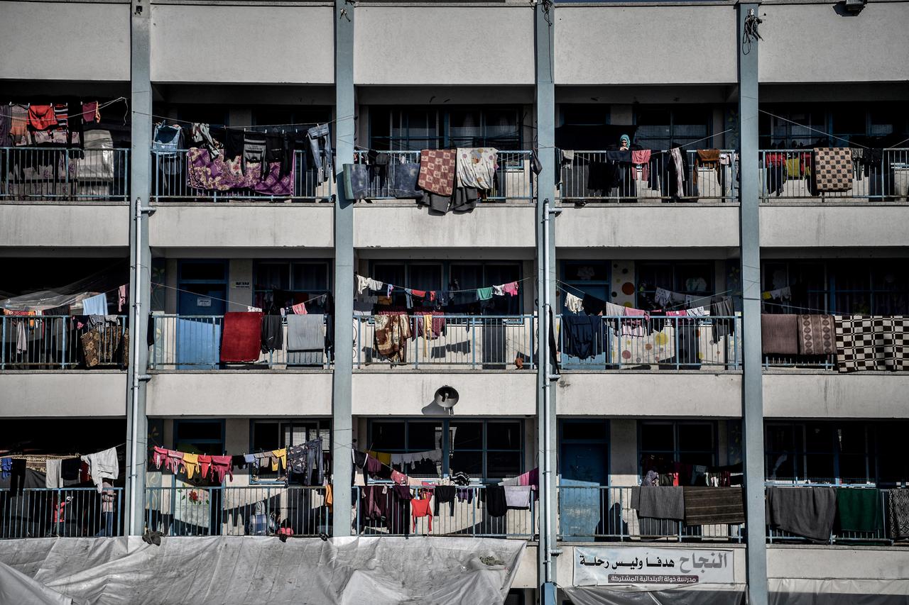 Blick auf die Fassade eines Schulgebäudes in Rafah im Gazastreifen, in dem Palästinenser, die aufgrund der israelischen Angriffe ihre Häuser verließen, um zu überleben, Zuflucht suchten. 