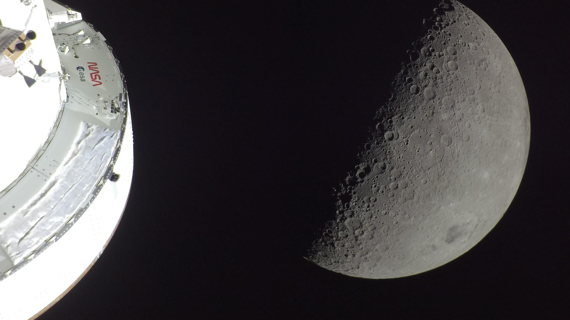 Das Mare Orientale ist der dunkle Fleck rechts unten auf dem Mond. Im Vordergrund sind Teile des Orion-Schiffs von Artemis-2 zu sehen. (NASA)