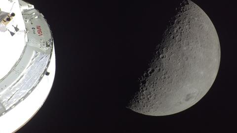 Das Mare Orientale ist der dunkle Fleck rechts unten auf dem Mond. Im Vordergrund sind Teile des Orion-Schiffs von Artemis-2 zu sehen. (NASA)