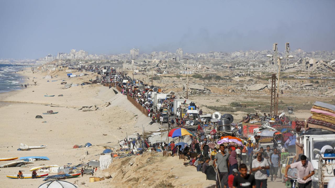 Palästinenser fliehen mit ihrem Hab und Gut am 16.09.2025 zu Fuß und in Transportern in den Süden des Gazastreifens. Palästinenser fliehen mit ihrem Hab und Gut am 16.09.2025 zu Fuß und in Transportern in den Süden des Gazastreifens.