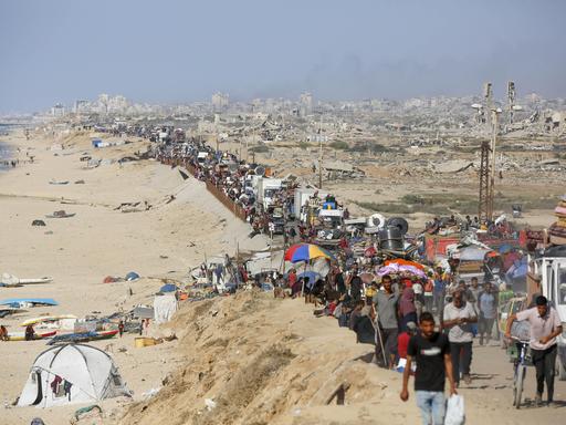 Palästinenser fliehen mit ihrem Hab und Gut am 16.09.2025 zu Fuß und in Transportern in den Süden des Gazastreifens.