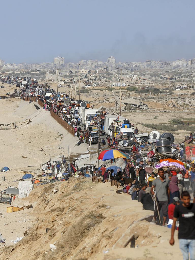 Palästinenser fliehen mit ihrem Hab und Gut am 16.09.2025 zu Fuß und in Transportern in den Süden des Gazastreifens.