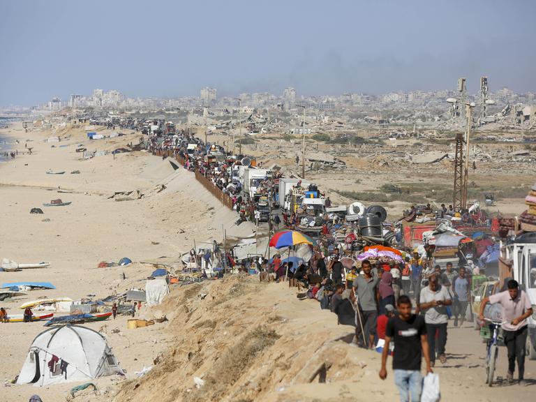 Palästinenser fliehen mit ihrem Hab und Gut am 16.09.2025 zu Fuß und in Transportern in den Süden des Gazastreifens.