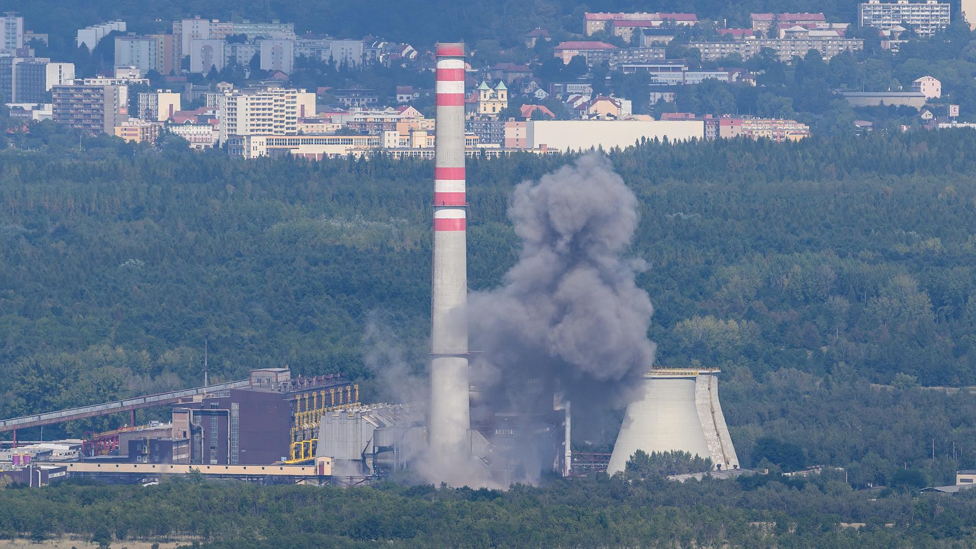 Litvinov: Eine Fliegerbombe, die an einem Chemiestandort von Orlen Unipetrol gefunden wurde, wird detoniert. Man sieht eine große Rauchwolke. Litvinov: Eine Fliegerbombe, die an einem Chemiestandort von Orlen Unipetrol gefunden wurde, wird detoniert. Man sieht eine große Rauchwolke.