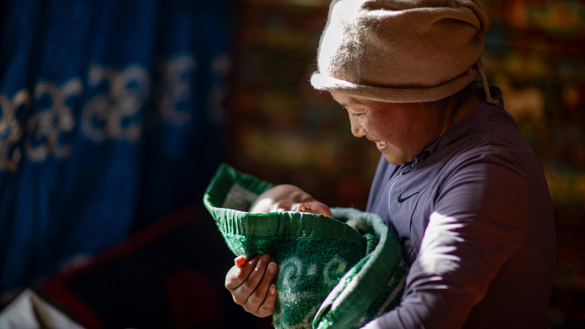 Eine Mutter hält ihre einmonatige Tochter am 5. Januar 2026 im Kreis Tingri der Stadt Xigaze im Südwesten der autonomen Region Xizang in China im Arm. 