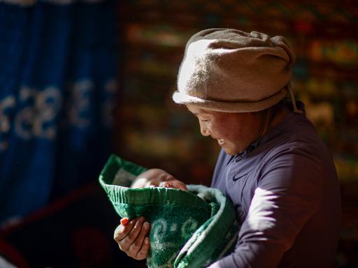 Eine Mutter hält ihre einmonatige Tochter am 5. Januar 2026 im Kreis Tingri der Stadt Xigaze im Südwesten der autonomen Region Xizang in China im Arm. 