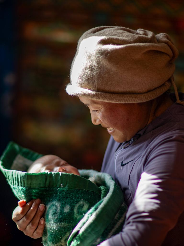 Eine Mutter hält ihre einmonatige Tochter am 5. Januar 2026 im Kreis Tingri der Stadt Xigaze im Südwesten der autonomen Region Xizang in China im Arm. 