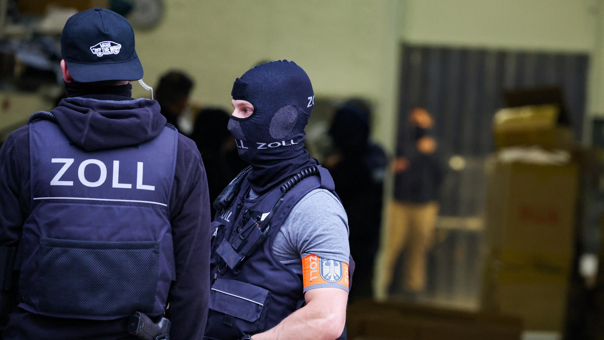Nordrhein-Westfalen, Krefeld: Beamte des Zolls durchsuchen eine Lagerhalle in Krefeld. 